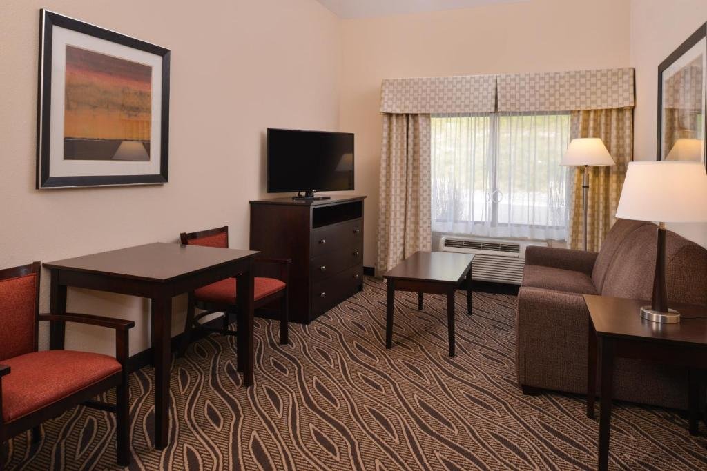 Люкс Superior Holiday Inn Express & Suites Washington - Meadow Lands, an IHG Hotel