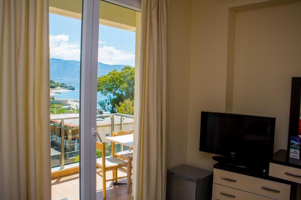Standard Double room with balcony and with partial sea view Hotel Royal