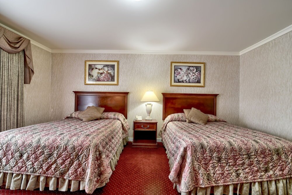 Четырёхместный номер Deluxe с балконом Roosevelt Inn & Suites Saratoga Springs