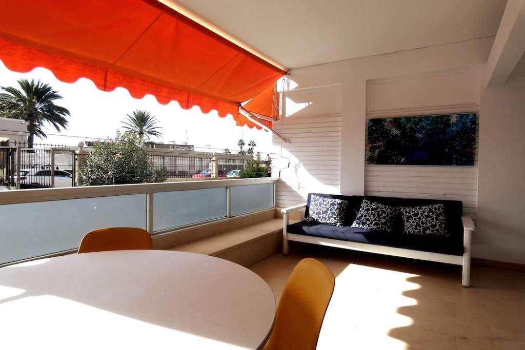 Apartamento 1 dormitorio Apartment with large terrace and swimming pool, 10 meters from Playa de las Burras