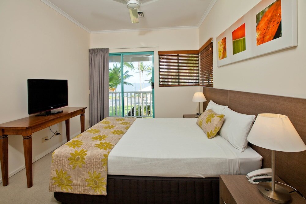 Апартаменты с 3 комнатами с балконом Coral Sands Beachfront Resort