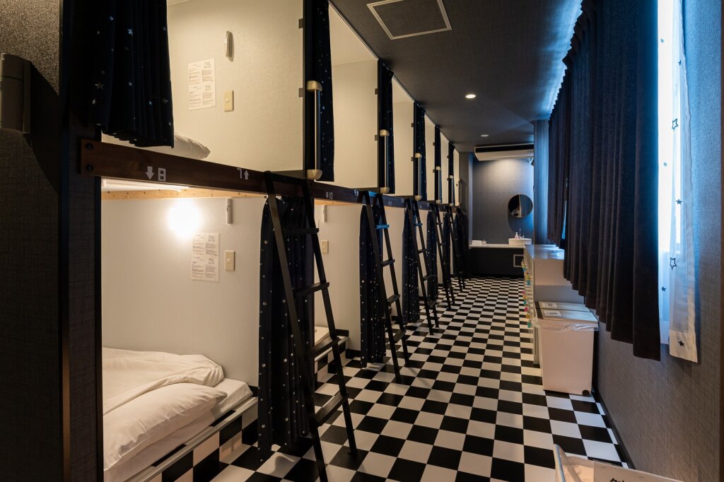 Кровать в общем номере Hotel Base Nara