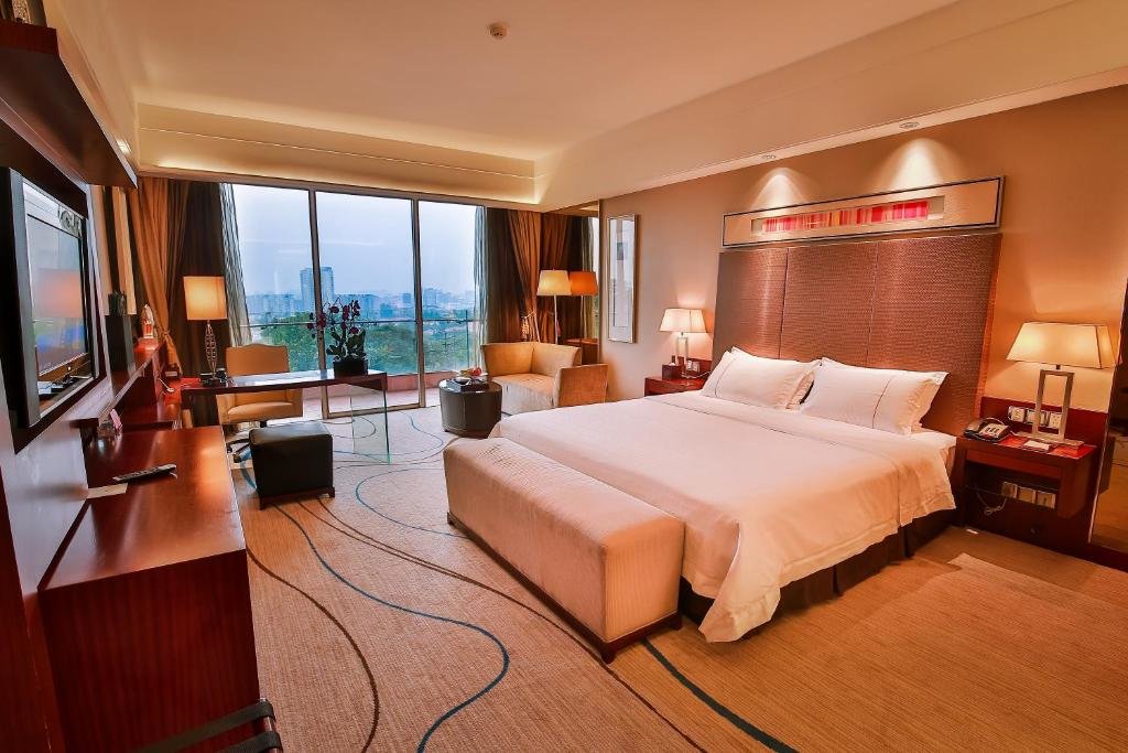 Двухместный номер Deluxe с видом на горы Dongguan Royal Garden Hotel
