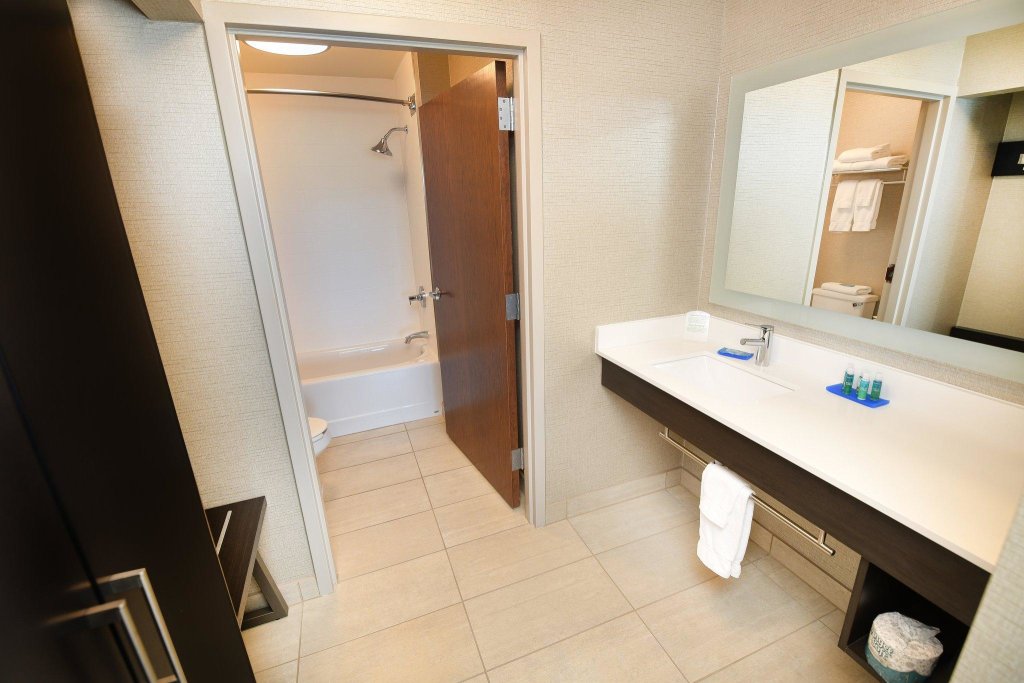 Double suite Holiday Inn Express Hotel & Suites Grand Forks, an IHG Hotel