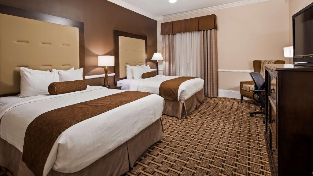 Четырёхместный номер Standard BEST WESTERN PLUS San Pedro Hotel & Suites