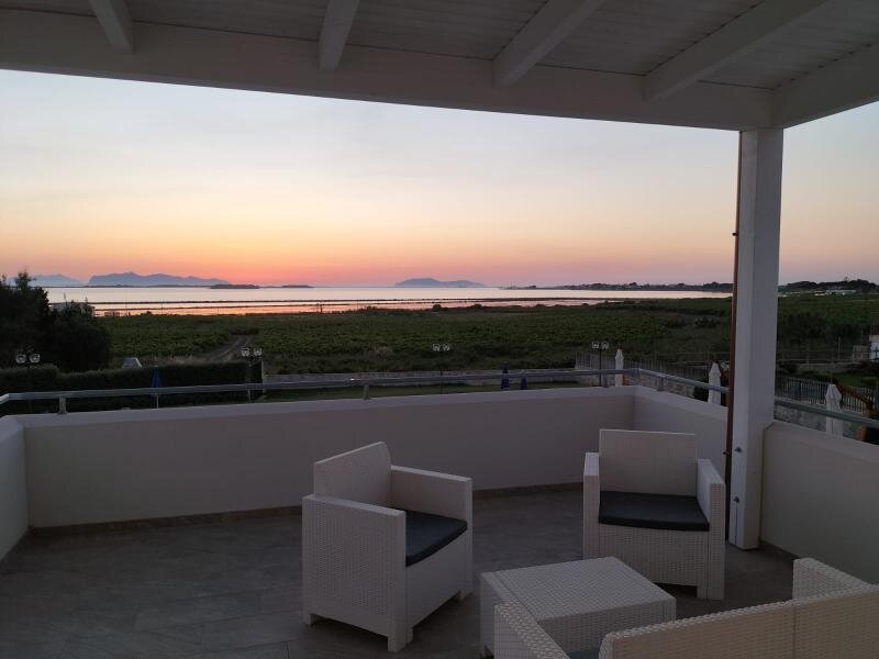 Suite con balcón y con vista al mar Oasi Guzzetta Hotel