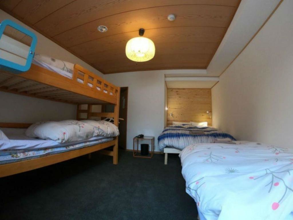Кровать в общем номере Lodge Nagano