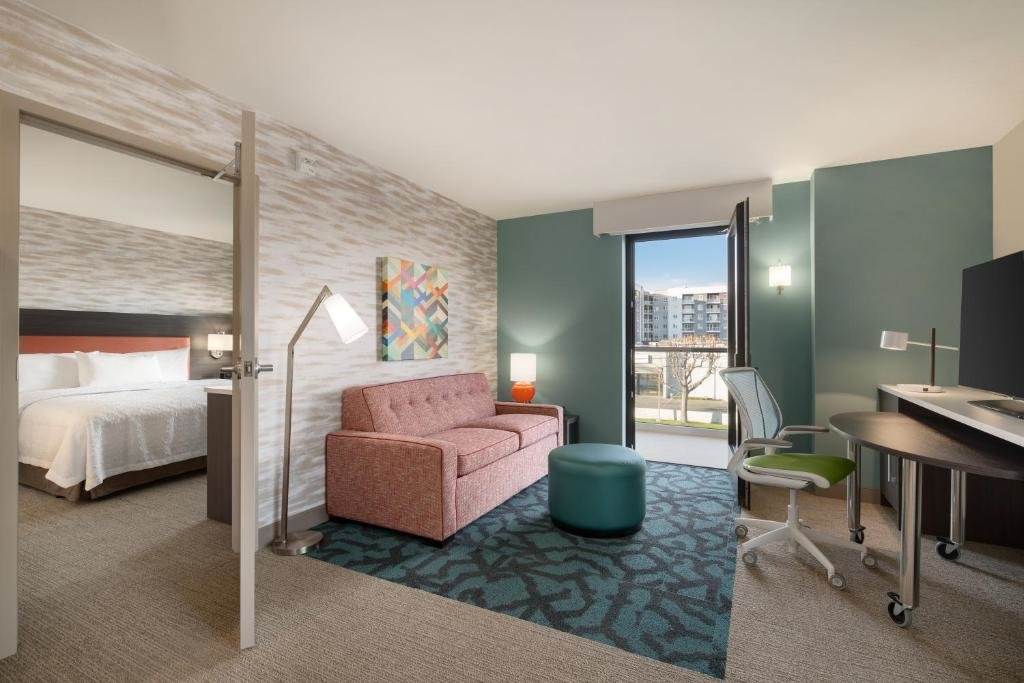 Двухместный люкс c 1 комнатой с балконом Home2 Suites By Hilton Woodland Hills Los Angeles