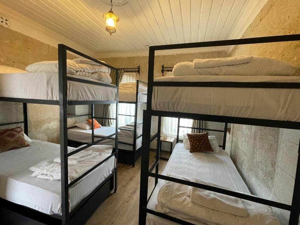 Кровать в общем номере Nomads Cave Hotel & Rooftop