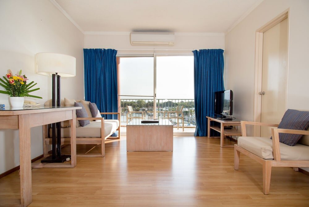 Апартаменты Standard c 1 комнатой с балконом и с видом на воду Cullen Bay Resort