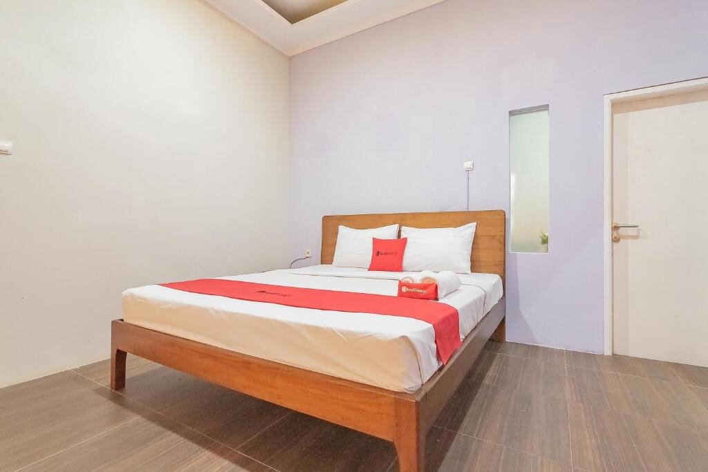 Standard double chambre RedDoorz Resort Syariah @ Idelansia Homestay Ciater