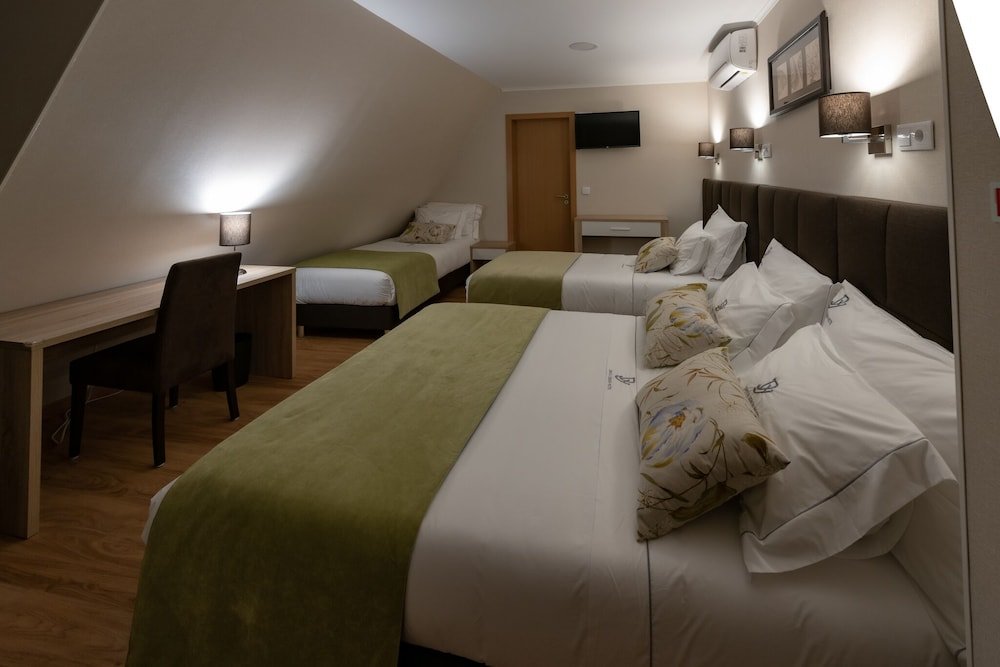 Standard Quadruple room Dinya Lisbon Hotel & Lounge Bar
