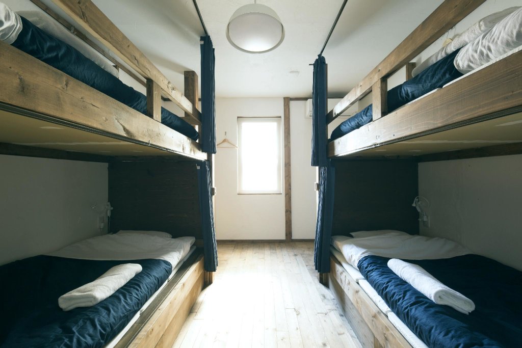 Кровать в общем номере Otaru Tap Room & Hostel