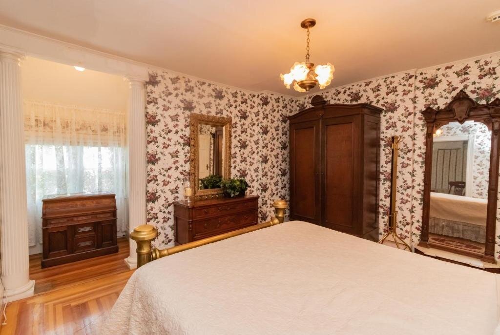 Superior Triple room Saratoga Dreams Bed and Breakfast