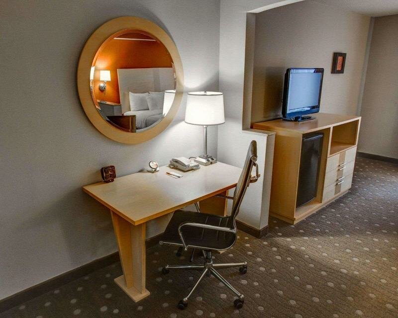 Standard room Comfort Suites Pittsburgh Airport