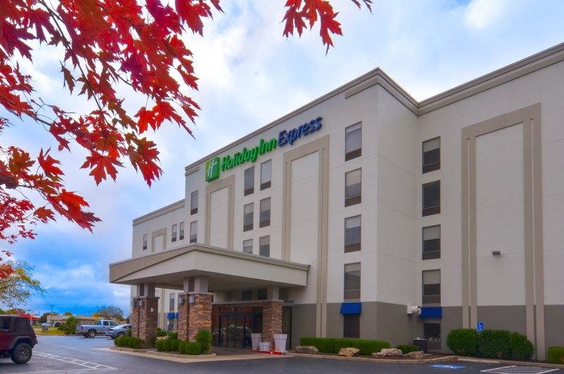 Кровать в общем номере Holiday Inn Express & Suites Fayetteville University of Arkansas Area, an IHG Hotel