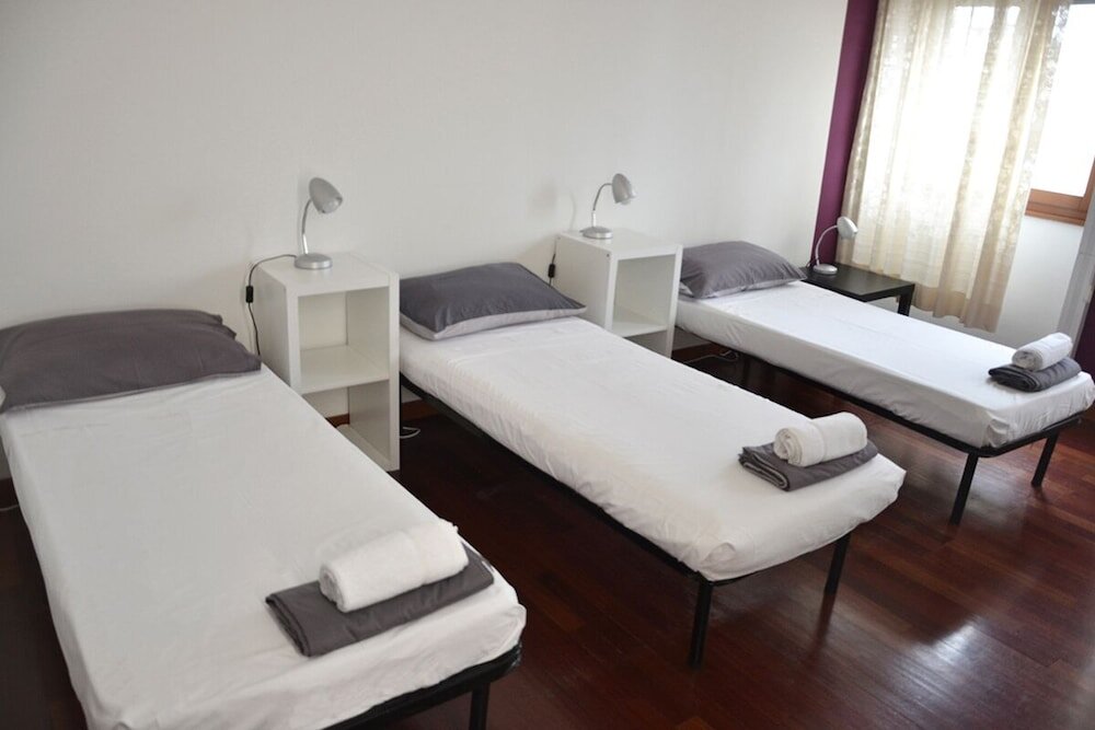 Кровать в общем номере с балконом B&B Best Hostel Milano