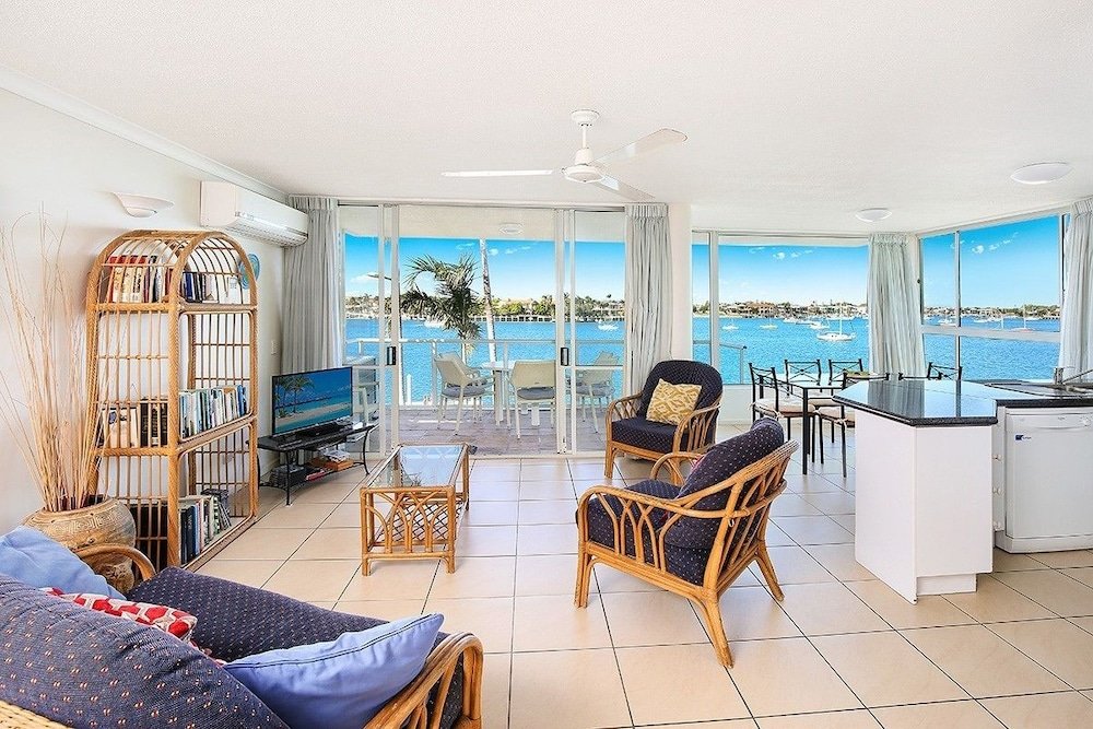 Апартаменты Amazing Waterfront Views Sunshine Coast H330
