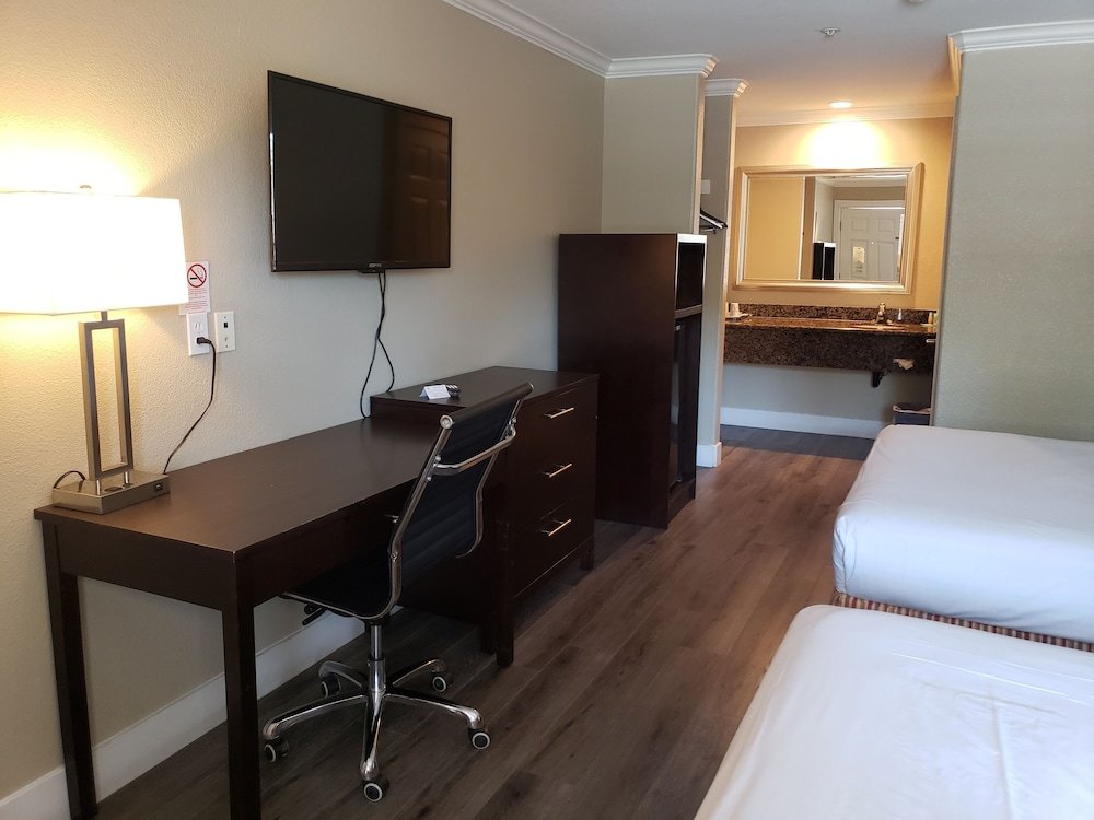 Standard Quadruple room Fairview Inn & Suites