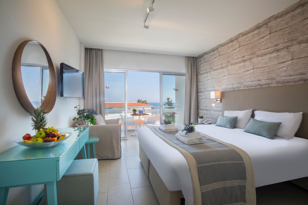 Habitación doble Estándar con vista parcial al mar Leonardo Plaza Cypria Maris Beach Hotel & Spa