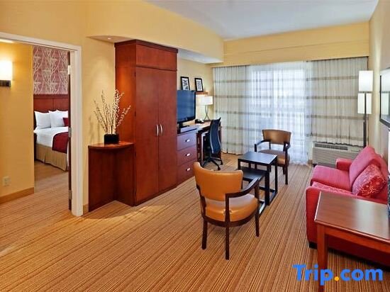 Двухместный люкс c 1 комнатой с балконом Courtyard by Marriott Tulsa Woodland Hills