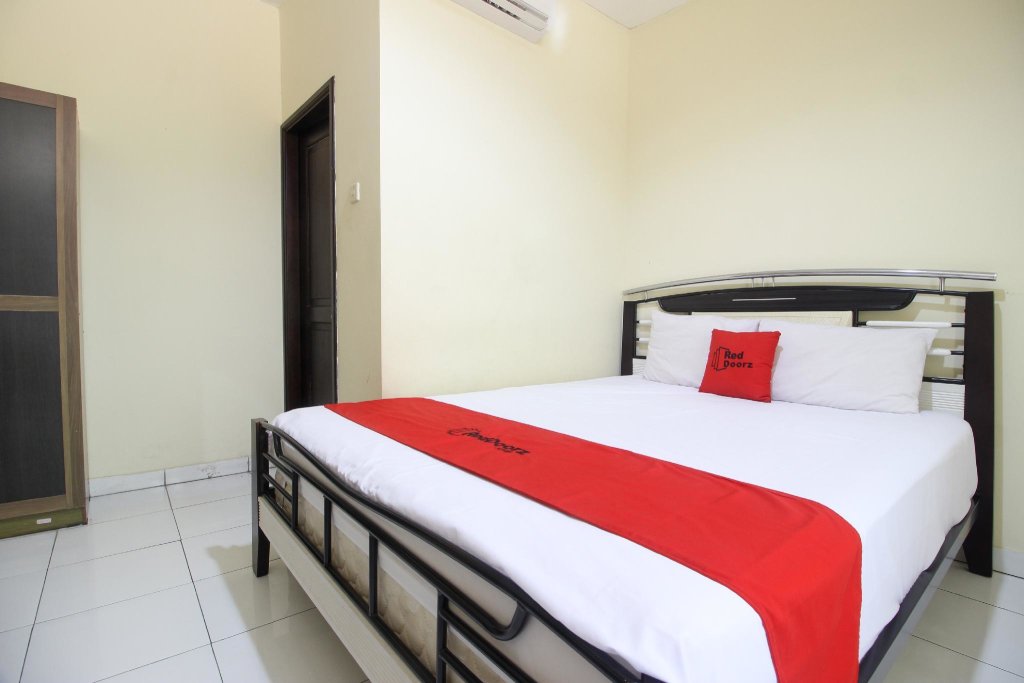 Bed in Dorm RedDoorz near RS Sarjito Yogyakarta 2