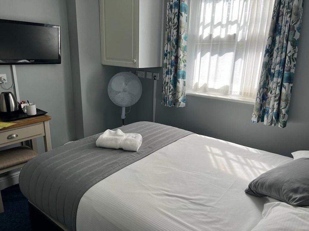 Camera Standard Corner House Hotel Gatwick with Holiday Parking