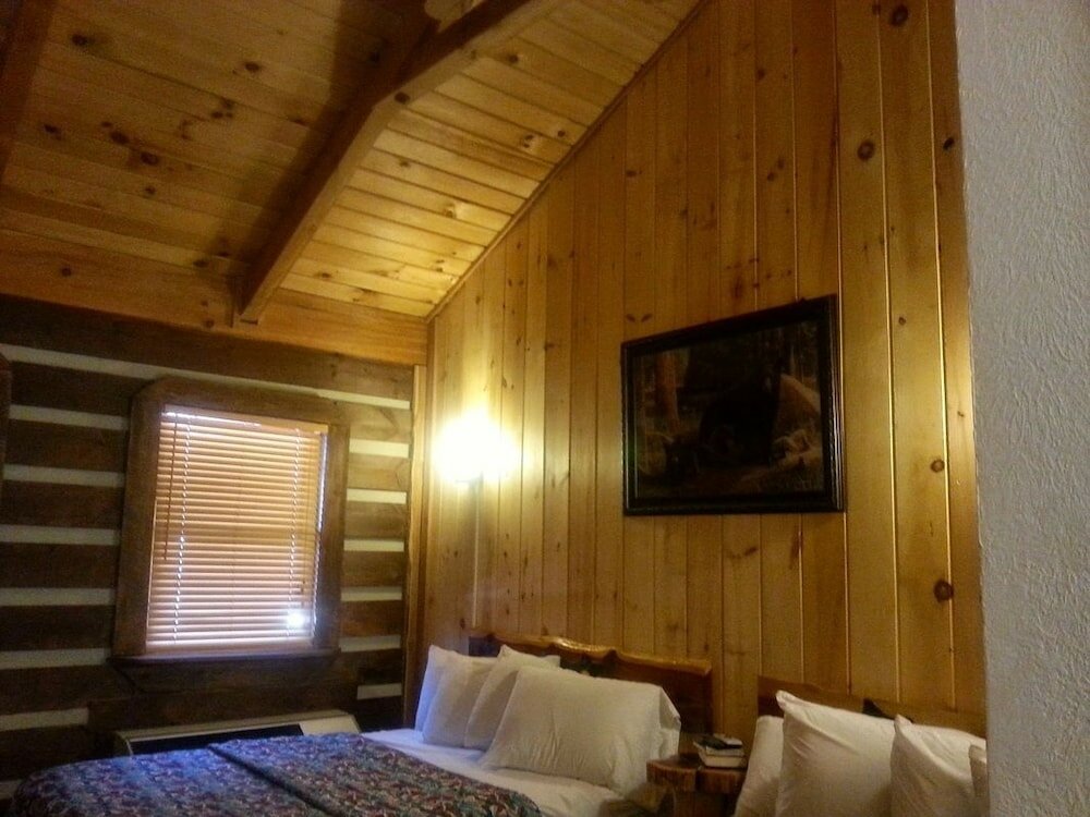 Четырёхместный номер Standard Black Bear Lodge Motel