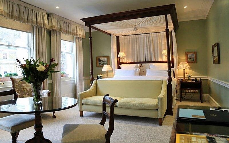 Кровать в общем номере Мансарда The Cranley Hotel