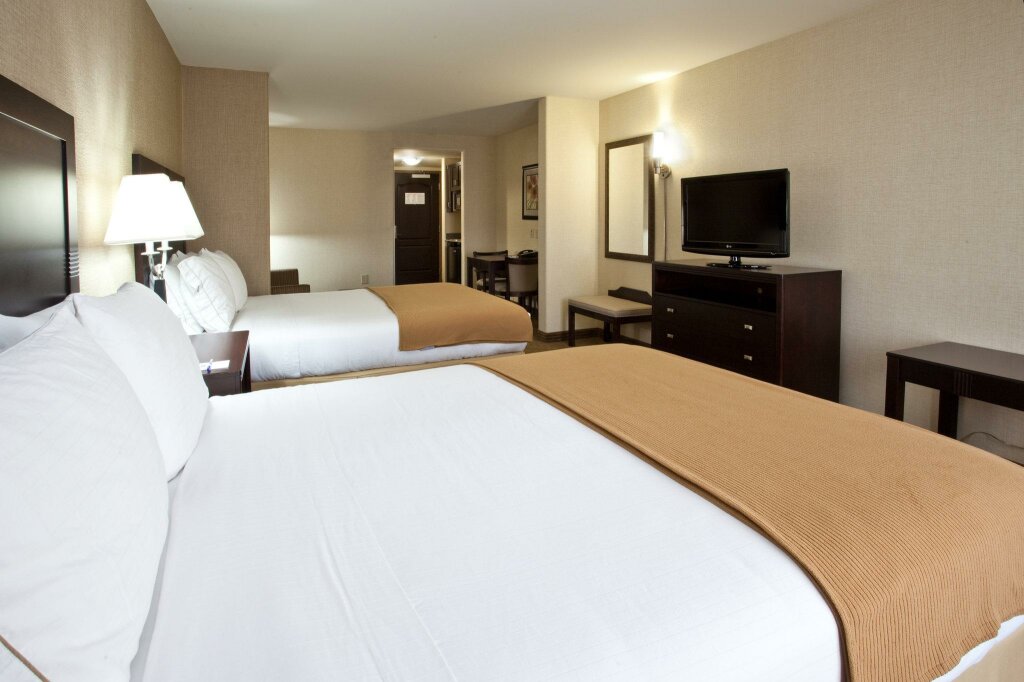 Quadruple Suite Holiday Inn Express Fresno South, an IHG Hotel