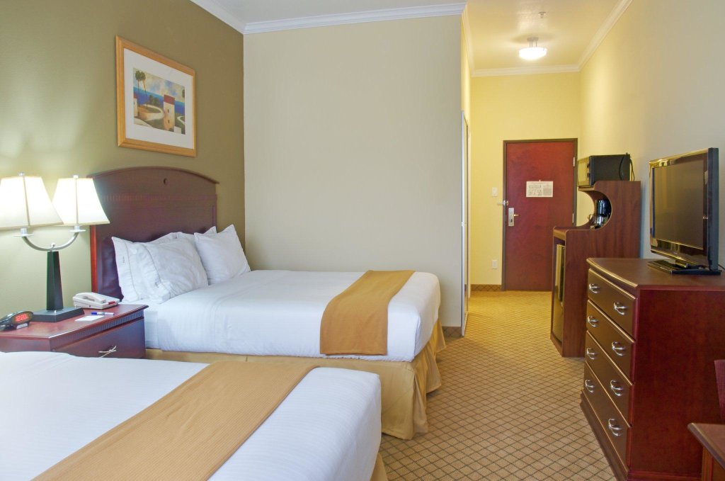 Четырёхместный номер Standard Holiday Inn Express Hotel & Suites Winnie, an IHG Hotel