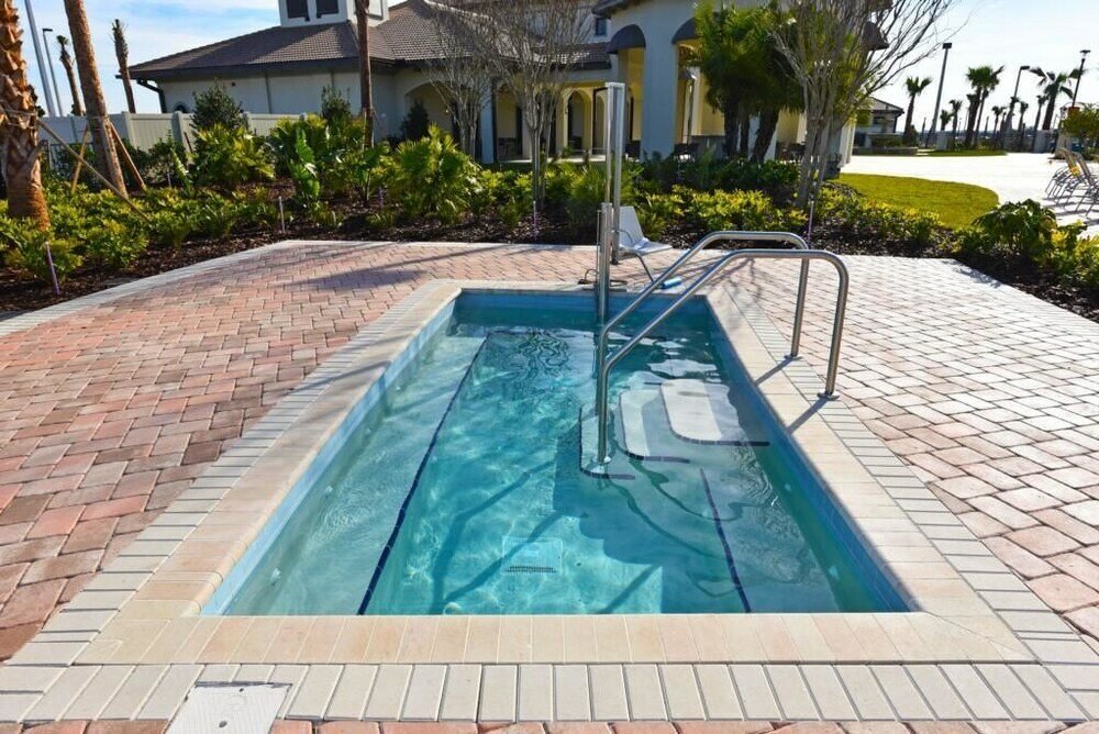 4 Bedrooms Family Cottage 1610 Champions House 4 Bedroom by Florida Star