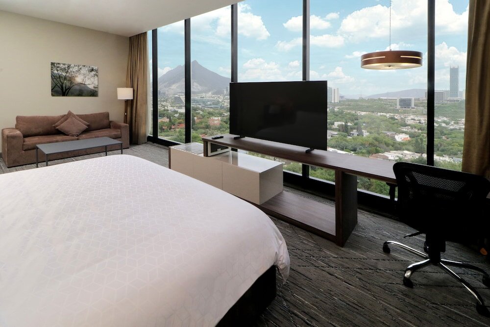 Люкс c 1 комнатой с видом на горы Holiday Inn Express & Suites Monterrey Valle, an IHG Hotel
