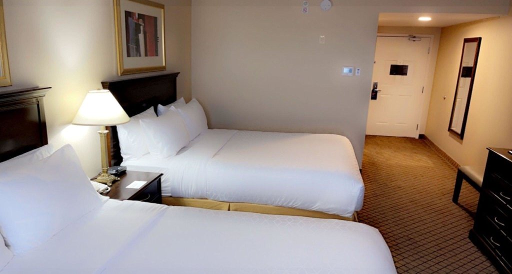 Четырёхместный номер Standard Holiday Inn Express & Suites Huntsville, an IHG Hotel