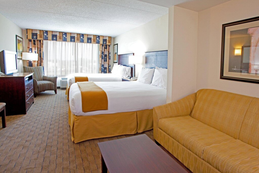 Четырёхместный люкс Holiday Inn Express Hotel & Suites Columbus at Northlake, an IHG Hotel