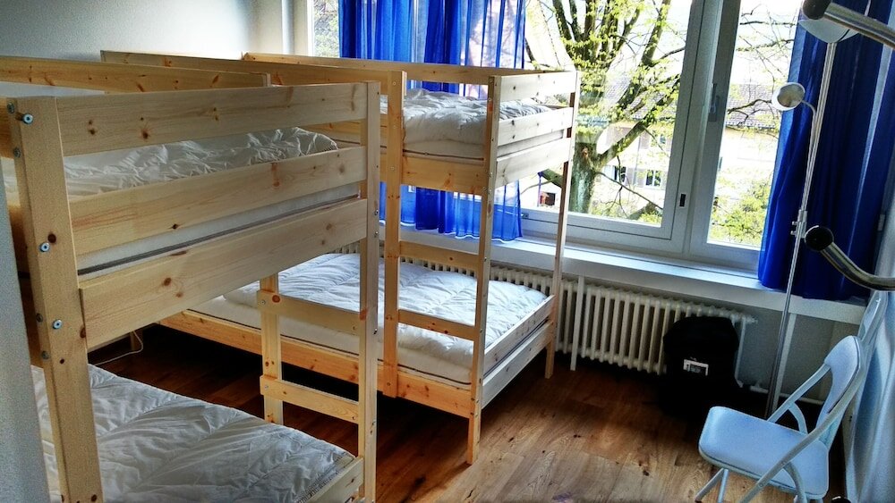 Кровать в общем номере Budget Youth Hostel