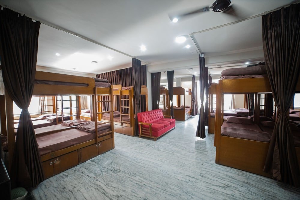 Кровать в общем номере Pearl Courtyard Dormitory