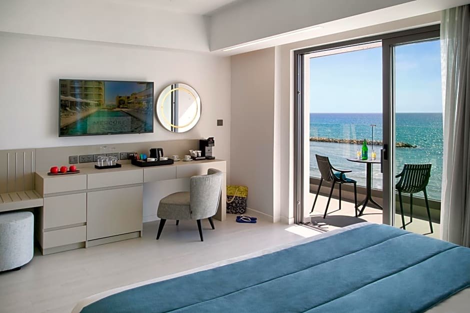 Номер Superior с балконом и с видом на море Mercure Larnaca Beach Resort