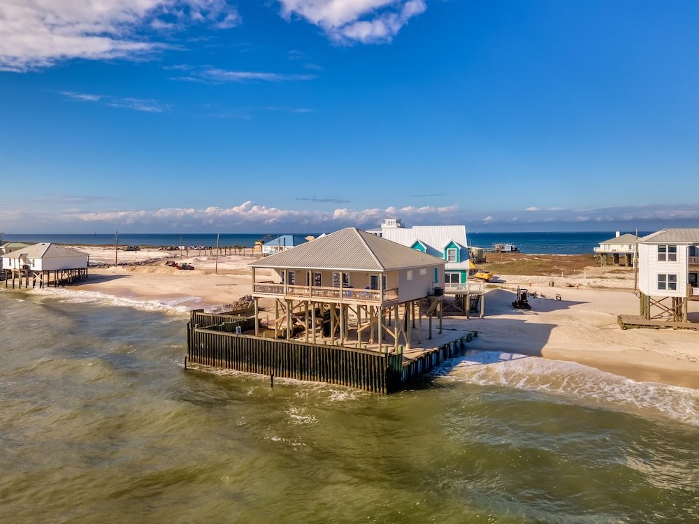 Коттедж West Beach - Stay On The Sand! Gulf Views Galore, Only Steps To The Shore! 4 Bedroom Home by Redawning