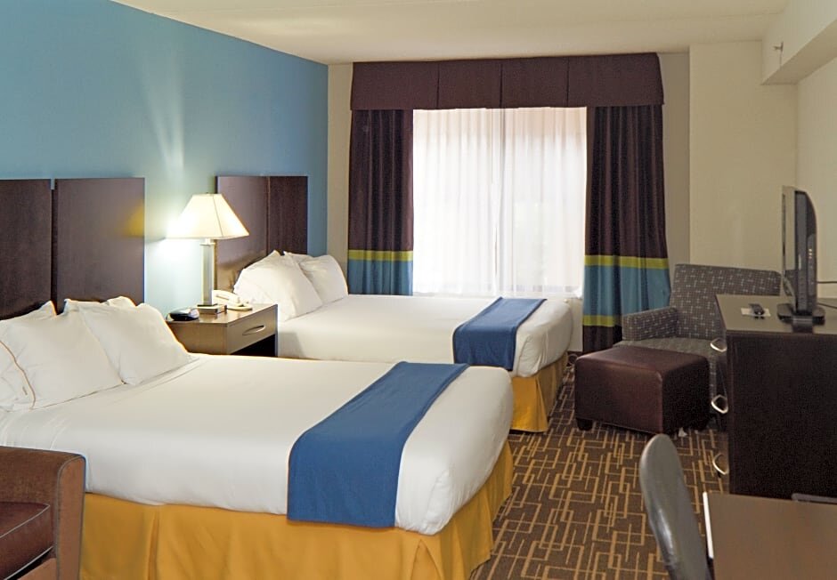Четырёхместный номер Deluxe Holiday Inn Express Hotel & Suites Greenville-Downtown, an IHG Hotel