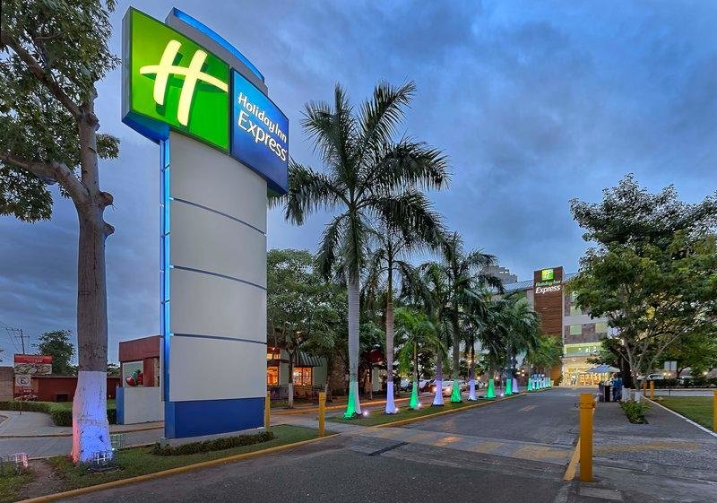 Четырёхместный номер Standard Holiday Inn Express Villahermosa, an IHG Hotel
