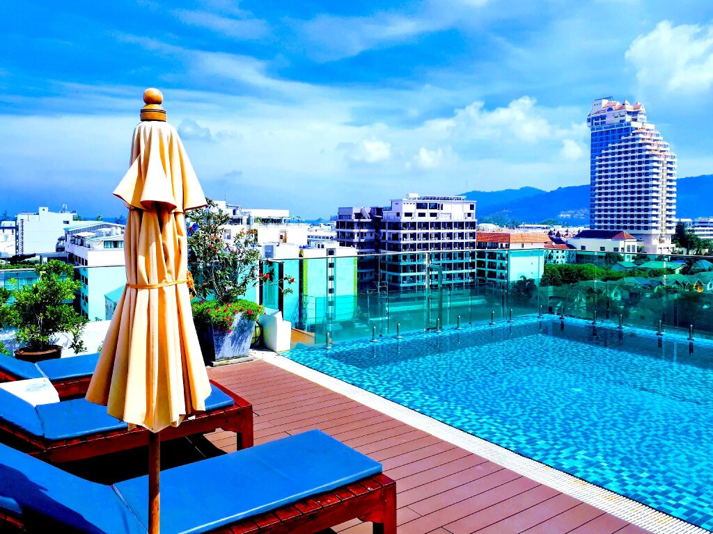 Кровать в общем номере Mirage Express Patong Phuket Hotel