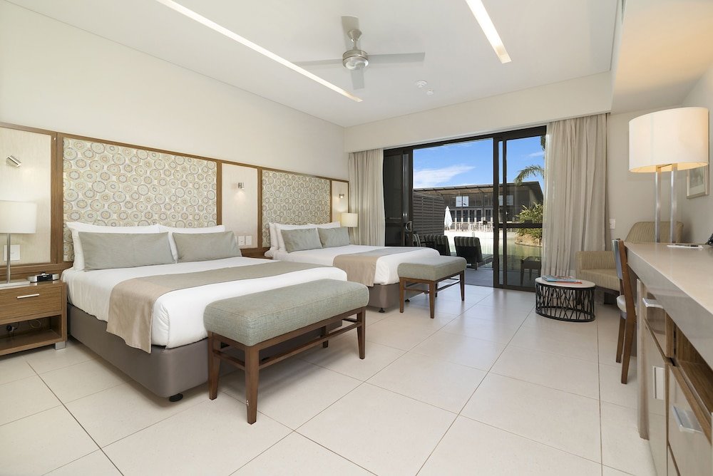 Четырёхместный номер Superior с балконом Mindil Beach Casino Resort