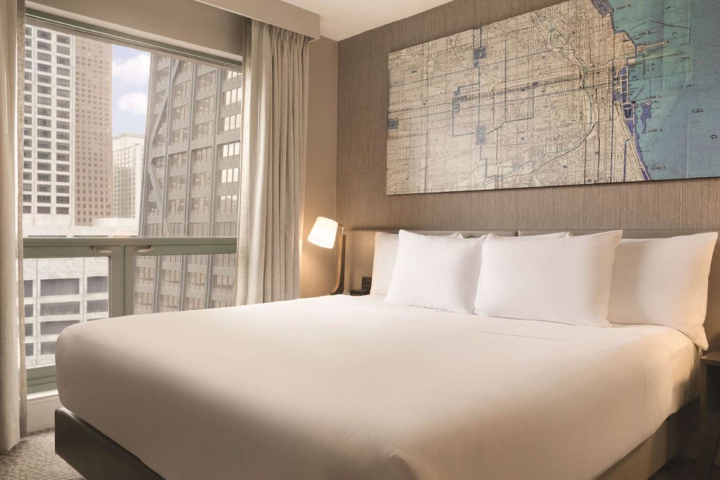 Двухместный люкс c 1 комнатой Hilton Chicago Magnificent Mile Suites