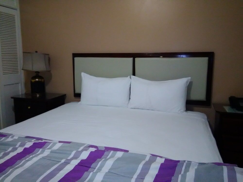 Comfort room Glistening Waters Hotel