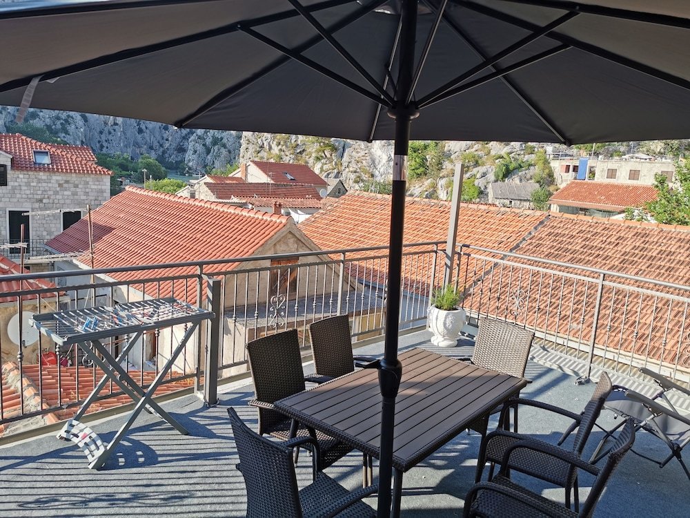Apartamento 2 dormitorios con vista a la montaña Explore old Town and all the Beauties in Omis Staying at Apartment Olmissum