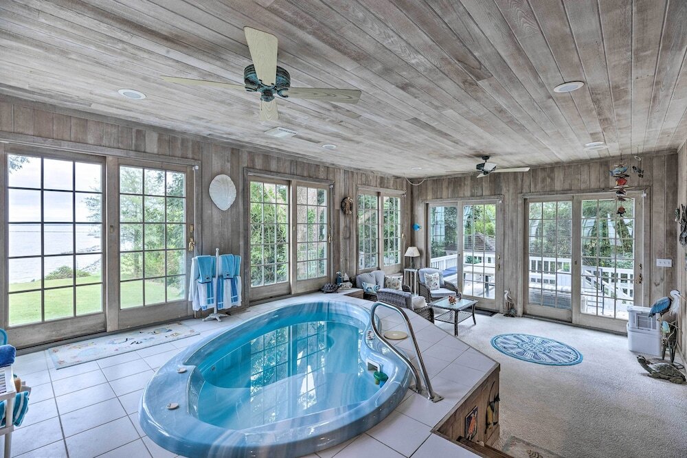 Beachfront Urbanna Home w/ Gas Grill & Deck Уиндмилл-Пойнт