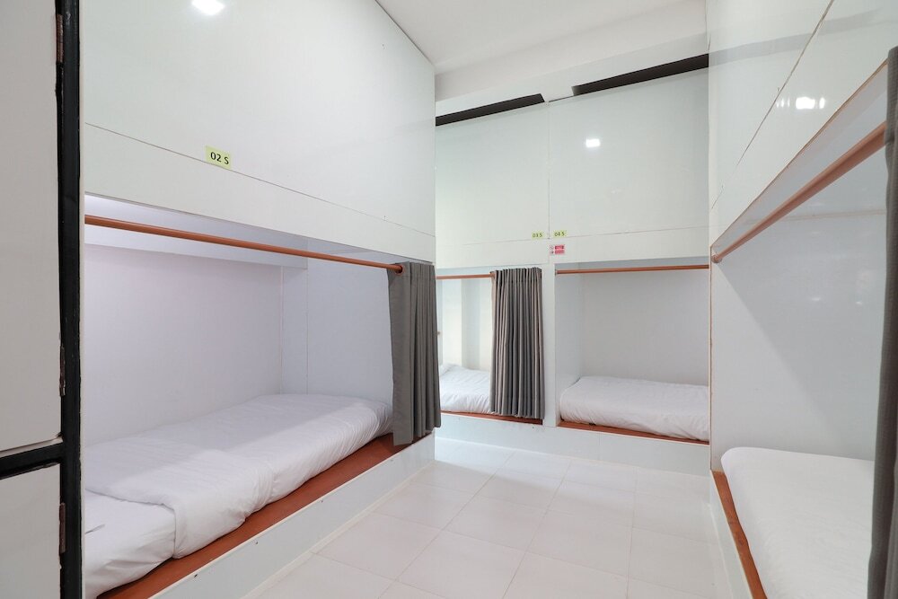Кровать в общем номере OYO 544 Sleep Sloth Hostel