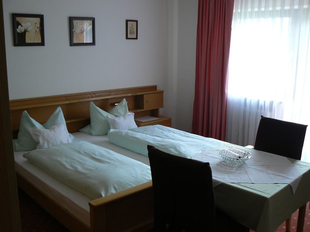 Standard Doppel Zimmer mit Balkon Pension Haus Evelyn & Haus Heidemarie