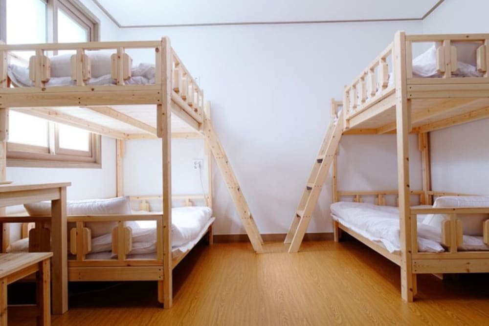 Кровать в общем номере (мужской номер) Jeju Jejurowa Guest House